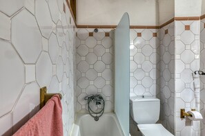 淋浴设施、吹风机、毛巾