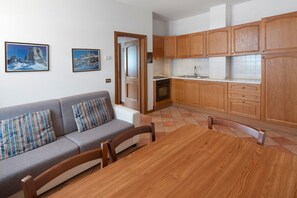 Living area - Apartment 'Residence Malibu 1' with Mountain View and Wi-Fi (Falcade)