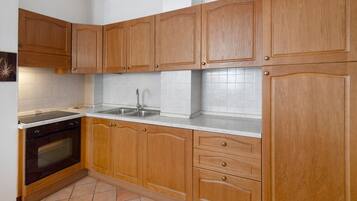 Kühlschrank, Ofen, Herdplatte, Kochgeschirr/Geschirr/Besteck