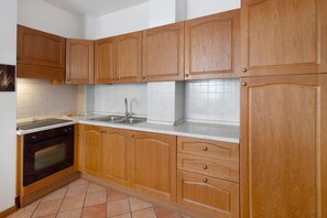 Fridge, oven, stovetop, cookware/dishes/utensils - Apartment 'Residence Malibu 1' with Mountain View and Wi-Fi (Falcade)