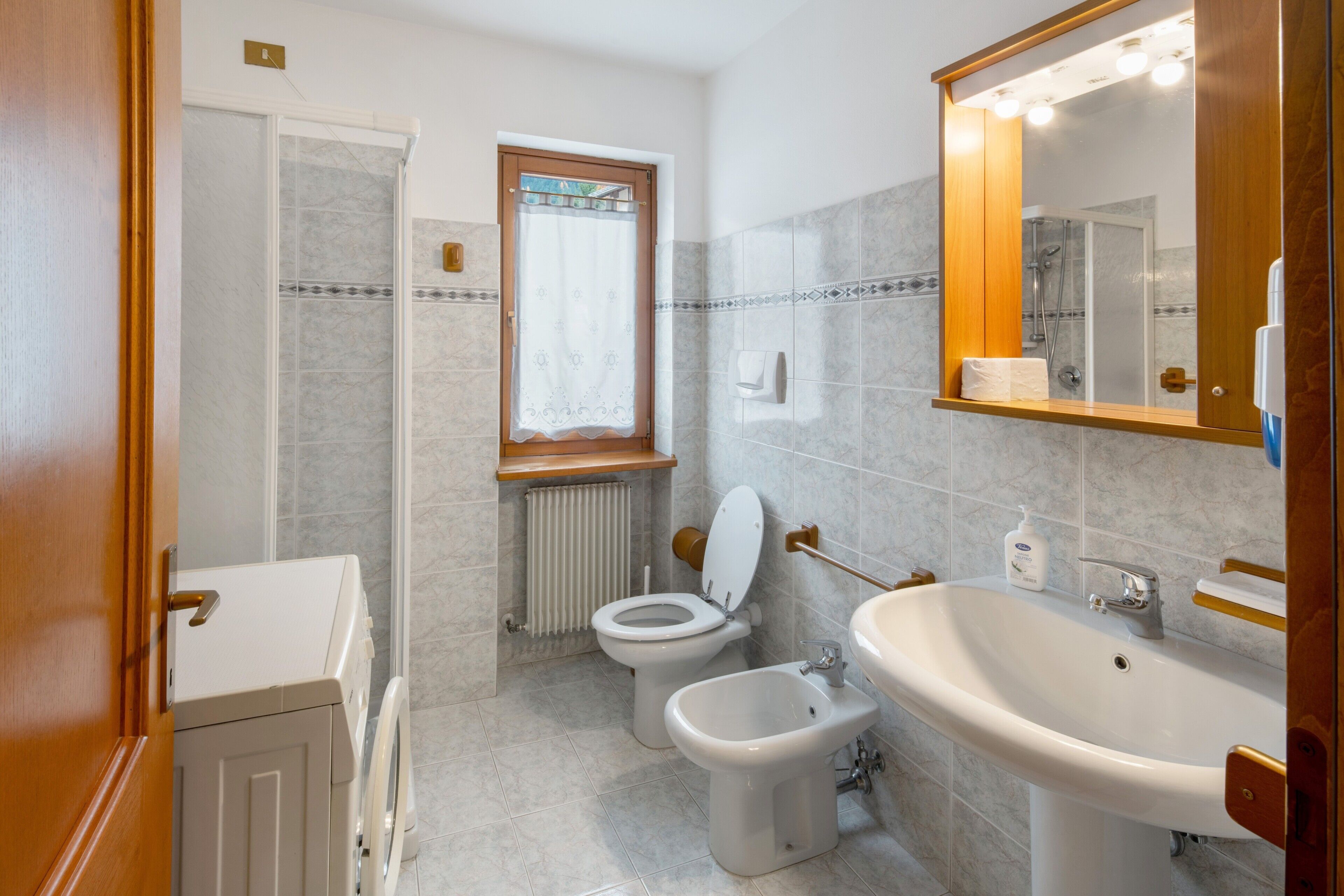 Douche, sèche-cheveux, serviettes fournies