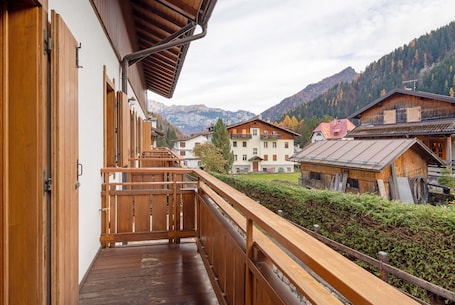 Property grounds. Apartment 'Residence Malibu Appartamento 7' with Mountain View and Wi-Fi