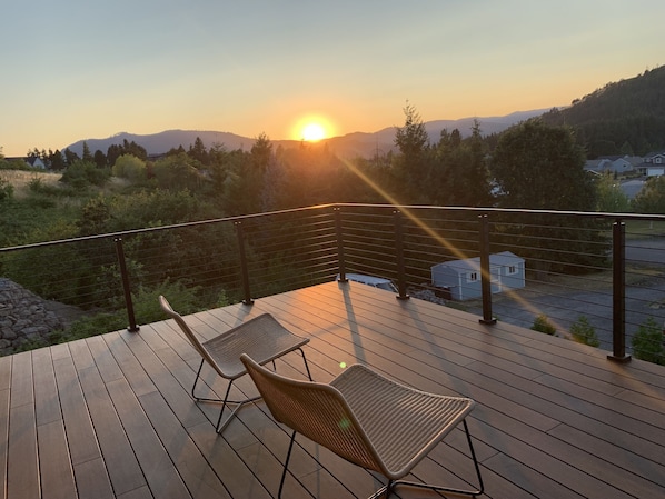 Terrace/patio - Get Away to White Salmon; Hot Tub, Pickle-Ball, Basketball, Fitness Room & More! (White Salmon)