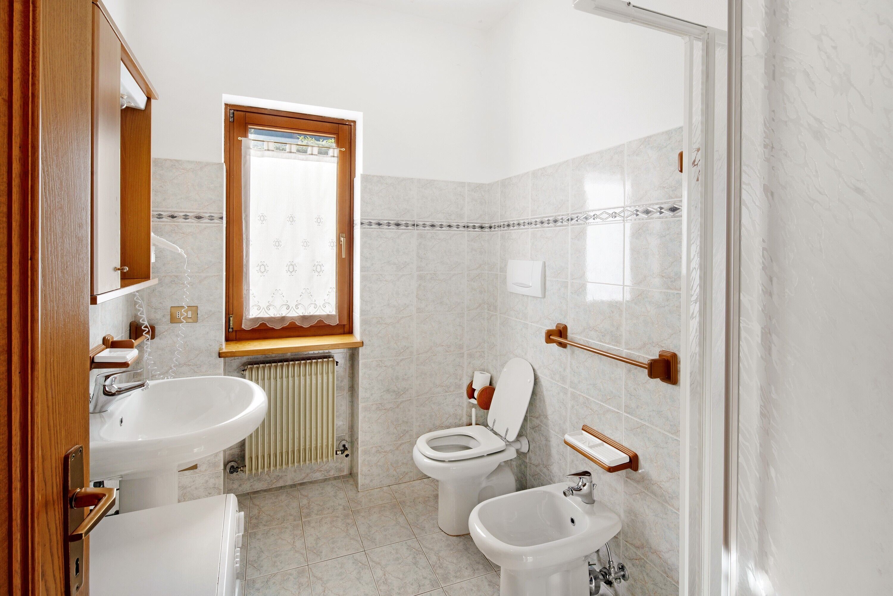 Een douche, een haardroger, handdoeken