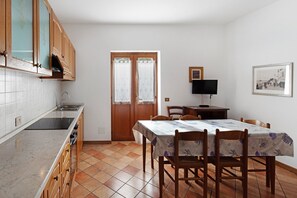 Kühlschrank, Ofen, Herdplatte, Kochgeschirr/Geschirr/Besteck