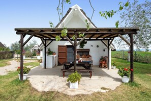 Outdoor dining - Holiday Home 'Barraca Gran' with Lake View, Private Pool and Wi-Fi (Deltebre)