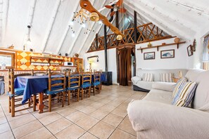 Interior - Holiday Home 'Barraca Gran' with Lake View, Private Pool and Wi-Fi (Deltebre)