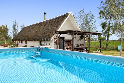 Holiday Home 'Barraca Gran' with Lake View, Private Pool and Wi-Fi