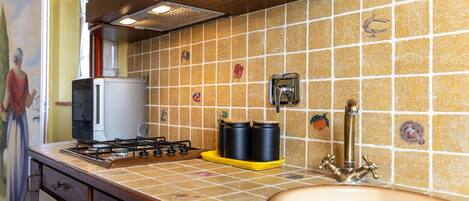 Een koelkast, een microgolfoven, een oven, een kookplaat