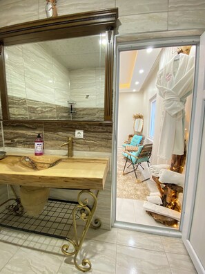 Articles de toilette écologiques, sèche-cheveux, serviettes fournies