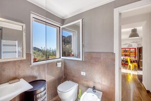 Douche, sèche-cheveux, serviettes fournies