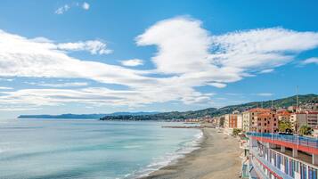Una spiaggia nelle vicinanze