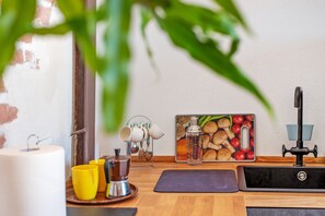 Fridge, microwave, oven, stovetop - Studio Apartment 'Macaja' with Sea View, Wi-Fi and Air Conditioning (Varazze)