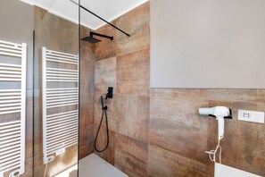 Douche, sèche-cheveux, serviettes fournies