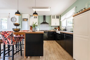 Fridge, microwave, oven, stovetop - Villa 'Sueños' with Sea View, Private Pool and Wi-Fi (Mijas)