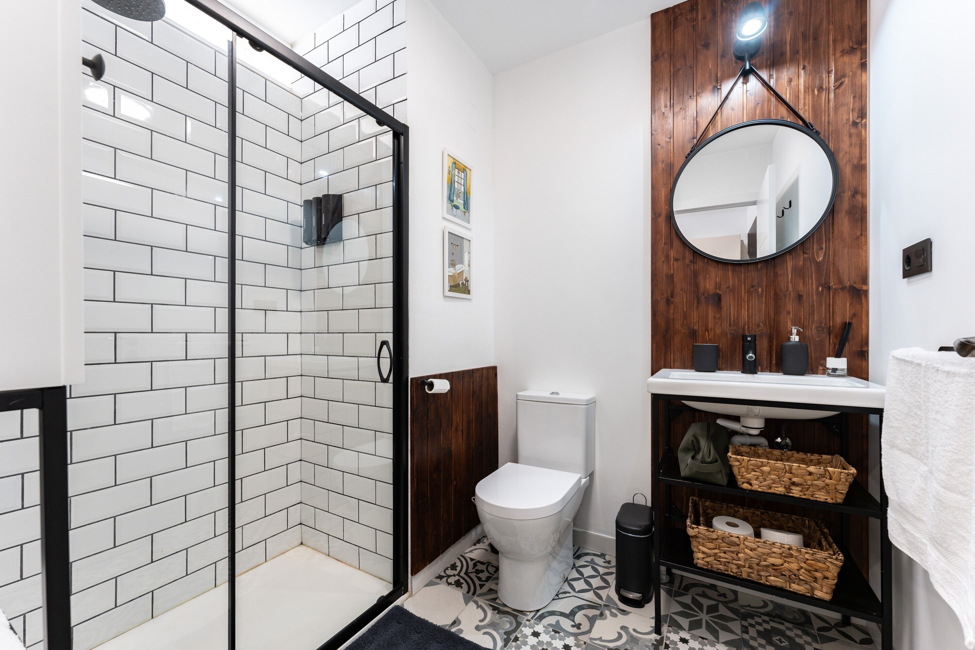 Regadera, secadora de cabello, toallas 