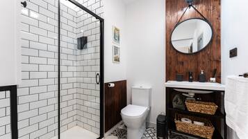 Regadera, secadora de cabello, toallas