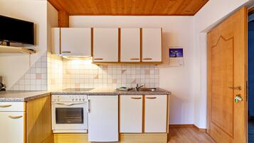 Jääkaappi, liesi, astianpesukone, kahvin-/teenkeitin