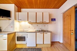 Fridge, stovetop, dishwasher, coffee/tea maker