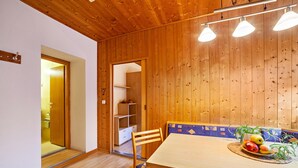 A wooden-paneled room with a dining table, chairs, and a fruit bowl. - Apartment 'Wohnung Elstar Schnalserhof' with Mountain View, Shared Terrace and Wi-Fi (Latsch)