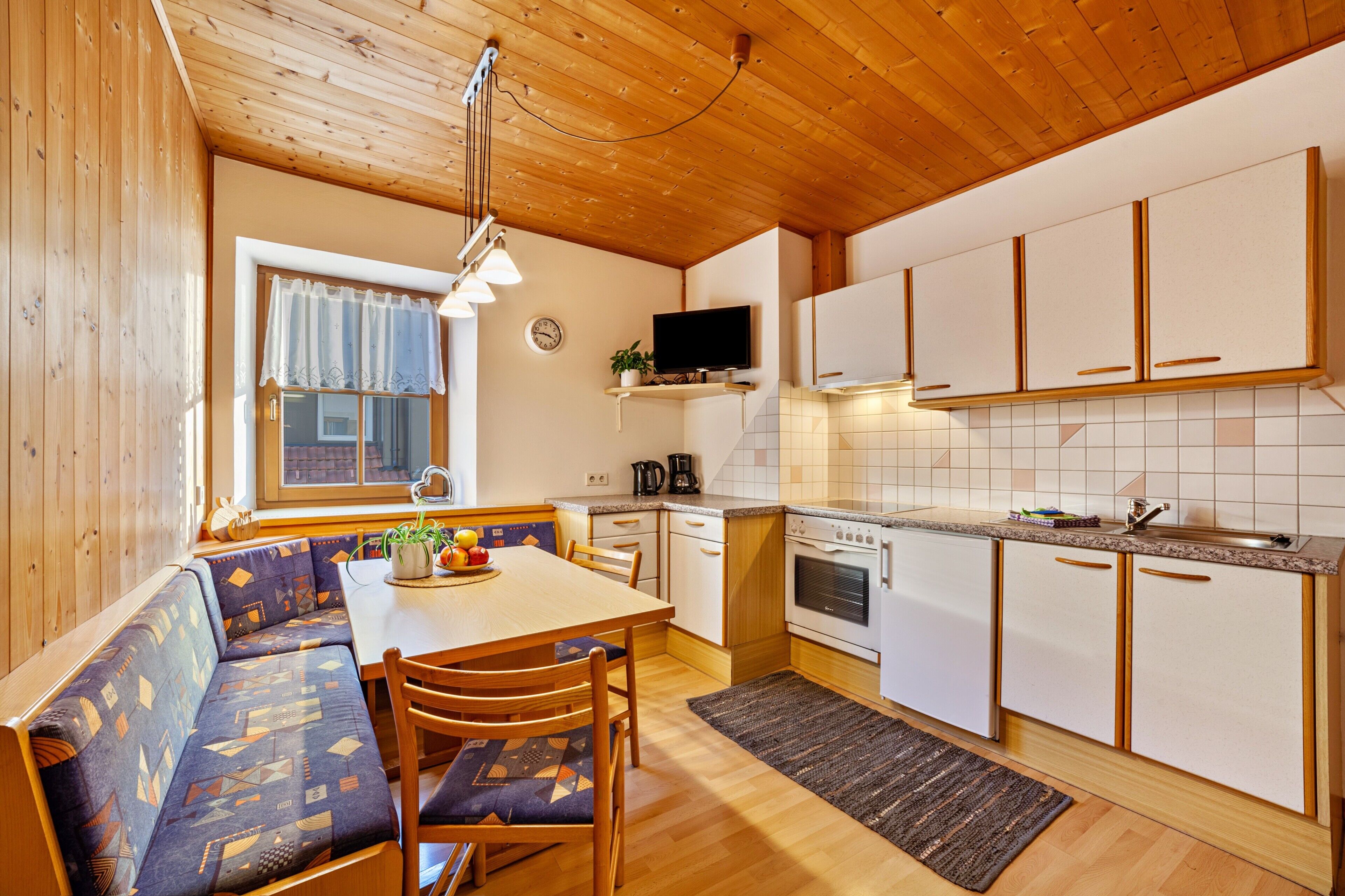 Jääkaappi, liesi, astianpesukone, kahvin-/teenkeitin