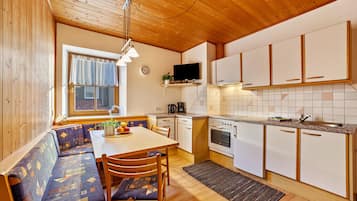 Jääkaappi, liesi, astianpesukone, kahvin-/teenkeitin