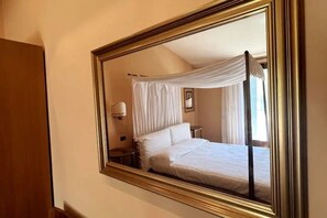 5 bedrooms, iron/ironing board, WiFi, bed sheets