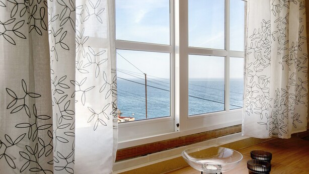 A room with a large window, a clear glass bowl, and two black candle holders on the floor. - Vacation Home 'Casa  Fefa' with Sea View and Private Terrace (Candelaria)