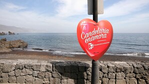 A heart-shaped sign with 'Candelaria enamora' text and a hashtag. - Vacation Home 'Casa  Fefa' with Sea View and Private Terrace (Candelaria)