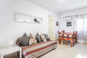 Interior - Apartment 'Zona Garbí' with Wi-Fi and Air Conditioning (València)