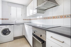 Fridge, microwave, oven, stovetop - Apartment 'Zona Garbí' with Wi-Fi and Air Conditioning (València)