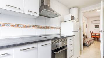 Een koelkast, een magnetron, een oven, een kookplaat