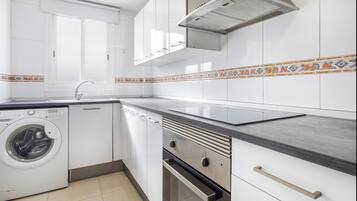 Een koelkast, een magnetron, een oven, een kookplaat