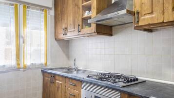 Een koelkast, een magnetron, een oven, een kookplaat