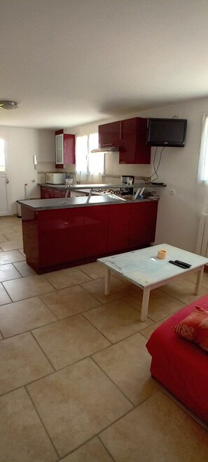 Køleskab, mikrobølgeovn, ovn, kogeplade