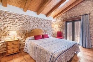 2 slaapkamers, een strijkplank/strijkijzer, gratis wifi, beddengoed