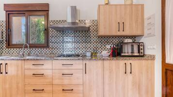 Een koelkast, een magnetron, een oven, een kookplaat