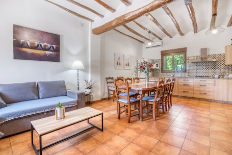 TV. Holiday Home 'Casa La Pedania' with Private Pool, Wi-Fi and Air Conditioning
