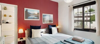 Apartamento de vacaciones 'Faro De Sardina' con piscina compartida, terraza privada y Wi-Fi