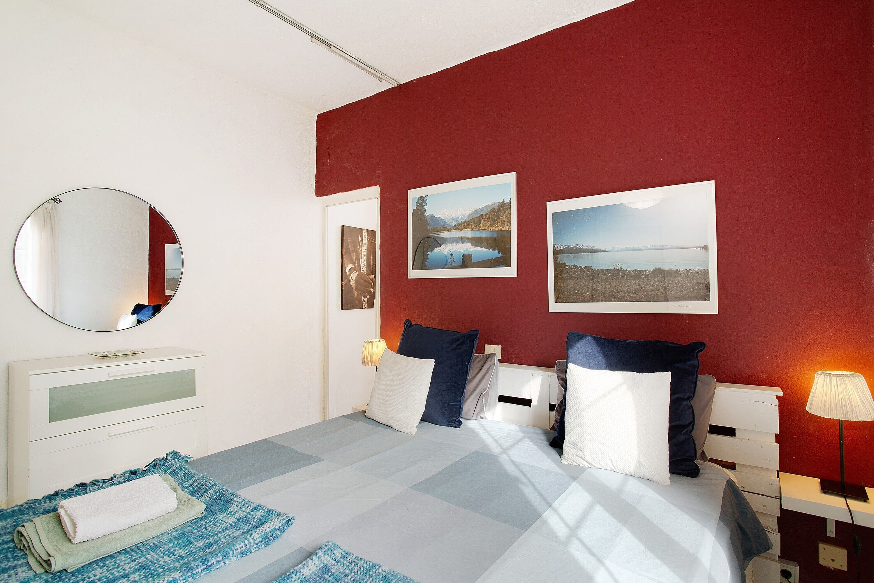 3 室のベッドルーム、WiFi (無料)、ベッドシーツ