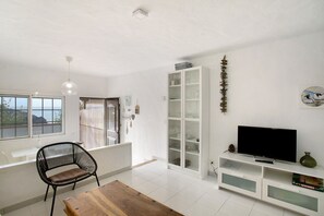 TV - Vacation Apartment 'Faro De Sardina' with Shared Pool, Private Terrace and Wi-Fi (Sardina)