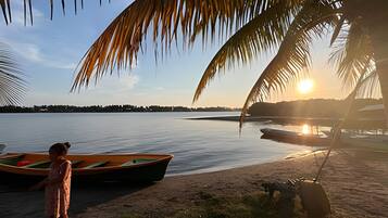Playa privada en los alrededores, camastros y sombrillas