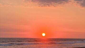 Privatstrand in der Nähe, Liegestühle, Sonnenschirme, Strandtücher