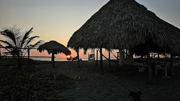 Playa privada en los alrededores, camastros y sombrillas