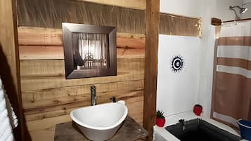 Cabaña | Baño | Regadera, regadera tipo lluvia, toallas, jabón