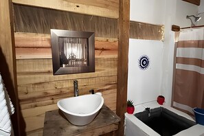 Huisje | Badkamer | Een douche, een regendouche, handdoeken, zeep