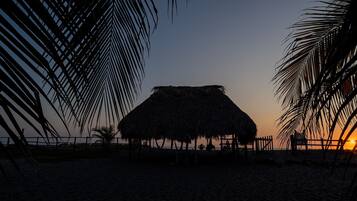 Gần bãi biển riêng, ghế dài tắm nắng, dù trên bãi biển, khăn tắm biển