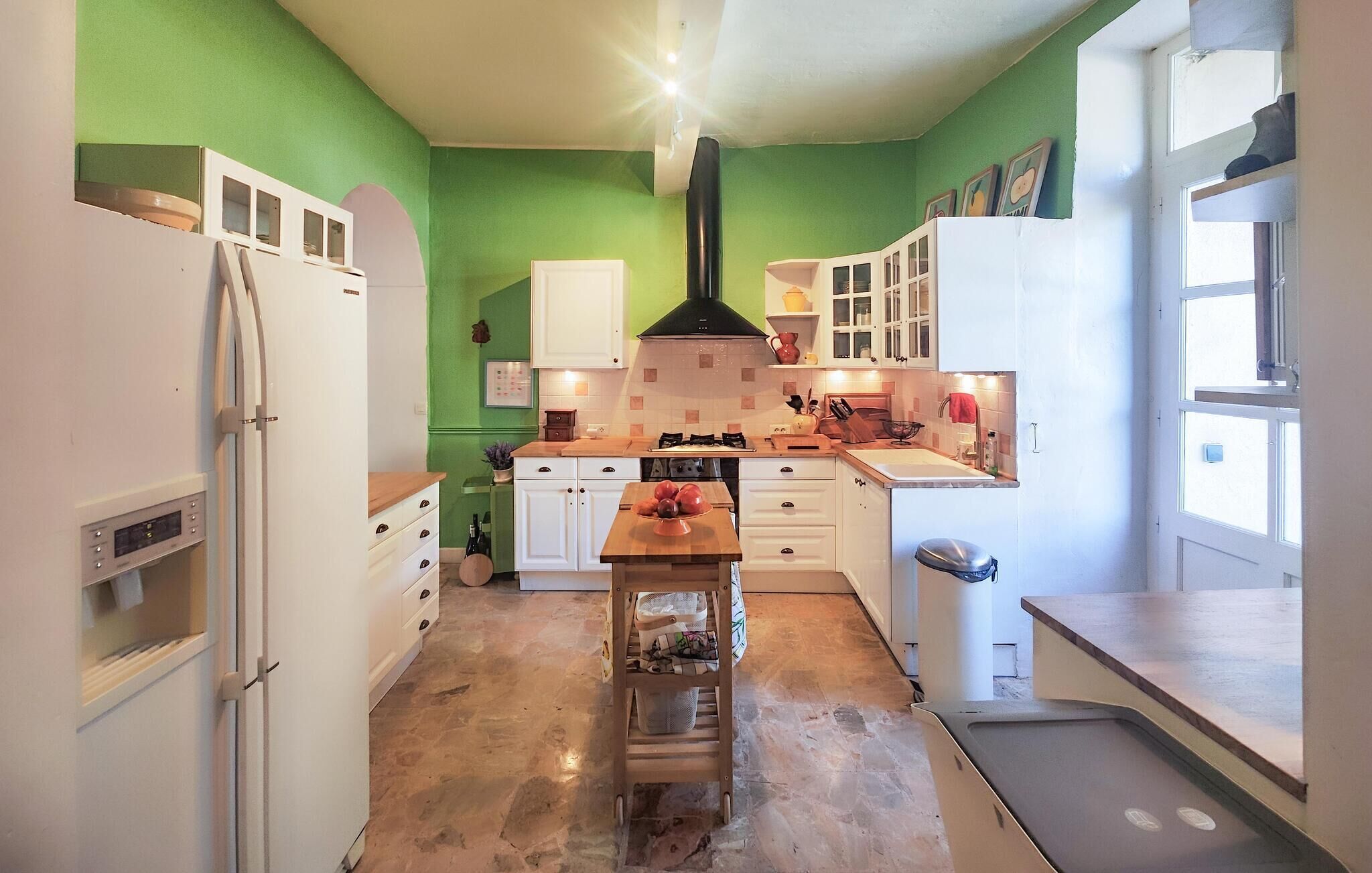 Jääkaappi, uuni, liesi, astianpesukone