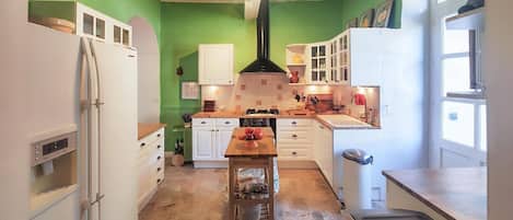 ثلاجة، فرن، موقد طهي مسطح، غسالة أطباق