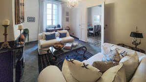 Una sala de estar con sofá, mesa de centro y elementos decorativos.
